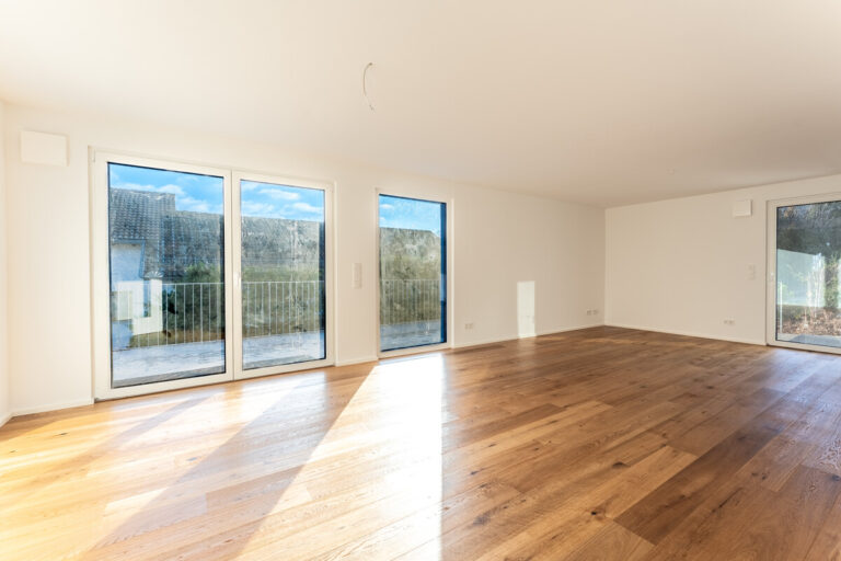 Wohnbereich mit Zugang zum Wintergarten und der Balkon