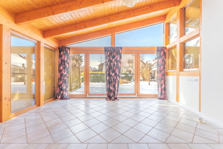 Wintergarten mit Ausgang zur Terrasse und dem Garten