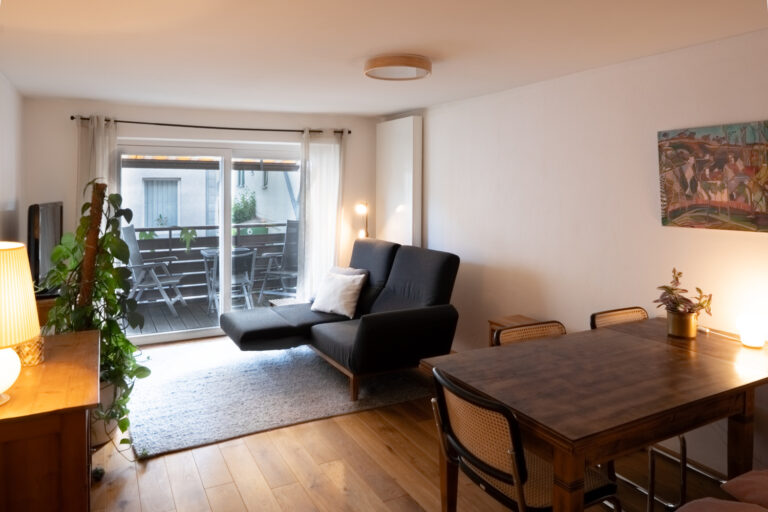 Wohnzimmer mit Zugang zum Balkon