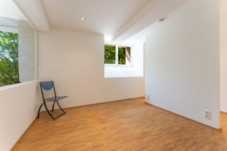 Schlafzimmer 1 im 1. OG mit Ankleidebereich