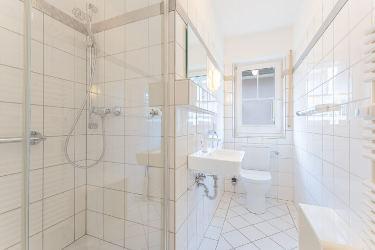 Badezimmer mit Dusche