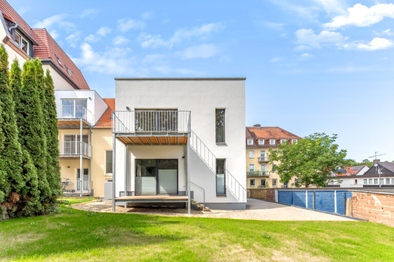 Blick vom Garten zur Praxis-/Büroetage