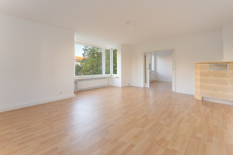 Wohnzimmer mit Erker und Zugang zum Nebenzimmer