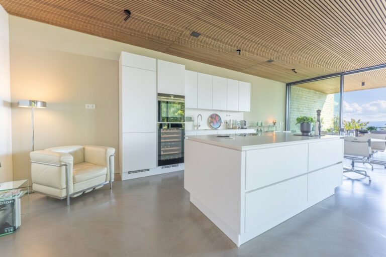 Offene Küche direkt am Essbereich und der großen Terrasse