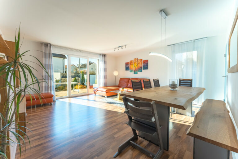 Wohn- und Essbereich mit Zugang zur Terrasse