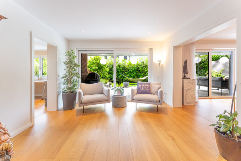 Großer Flur zwischen Büro und Wohnzimmer