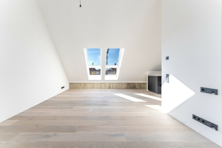 Wohnzimmer mit offener Küche