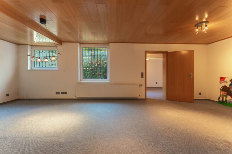 Großes Zimmer im Keller