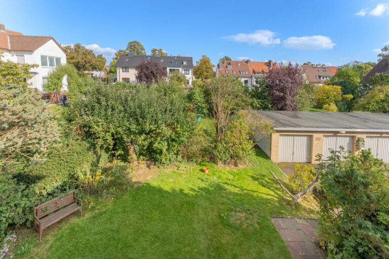 Blick vom Balkon in den Garten