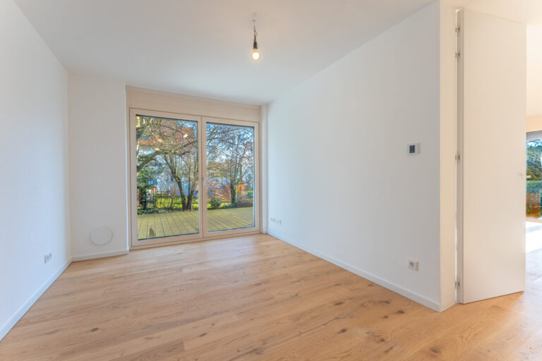 Schlafzimmer mit Zugang zur Terrasse