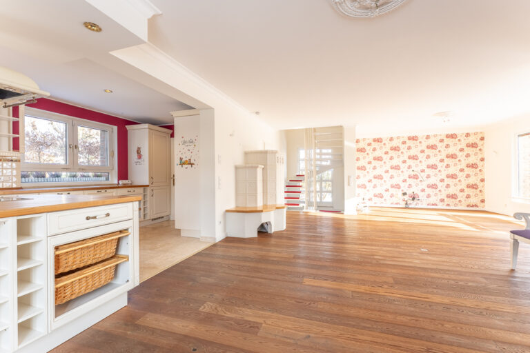 Blick vom Essbereich zur offenen Küche und das Wohnzimmer