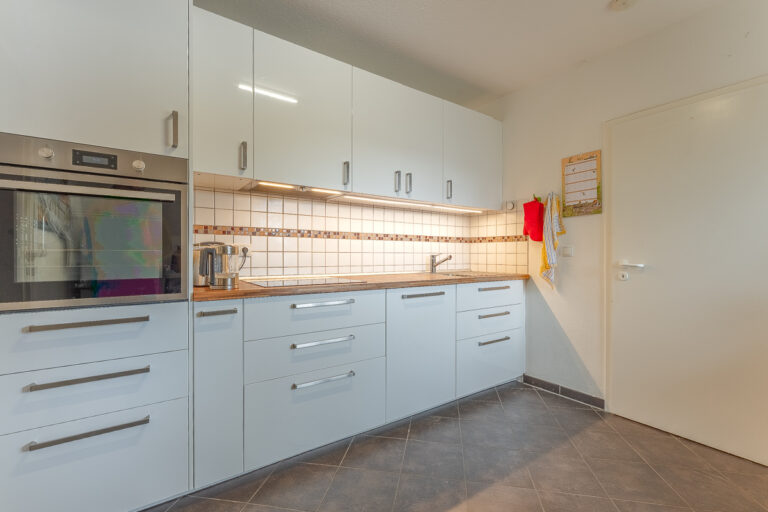 Küche mit Speisekammer