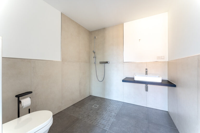 Badezimmer mit Dusche