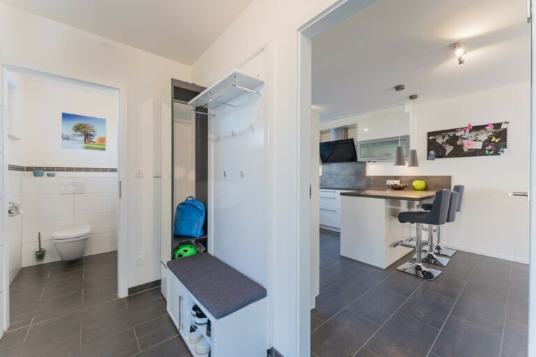 Flur mit Garderobe und Gäste-WC