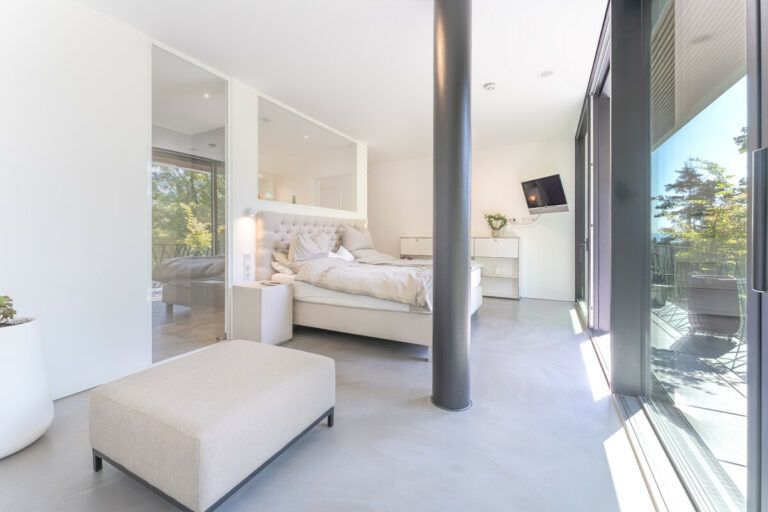 Blick vom Umkleidezimmer ins Schlafzimmer