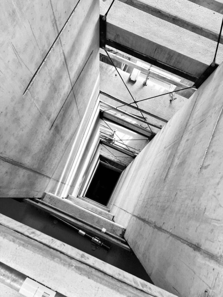 Moods. FAHRSTUHLSCHACHT. NEUBAU