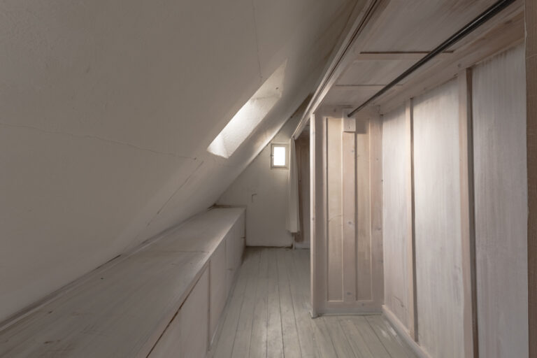 Abseite rechts am Schlafzimmer mit Schrankfläche