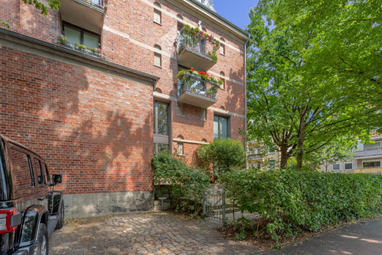 Blick vom Stellplatz zur Gartenpforte