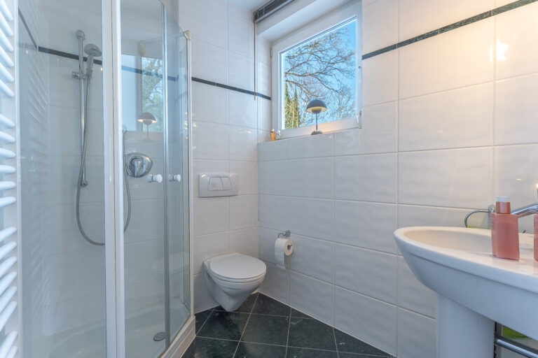 Badezimmer mit Dusche