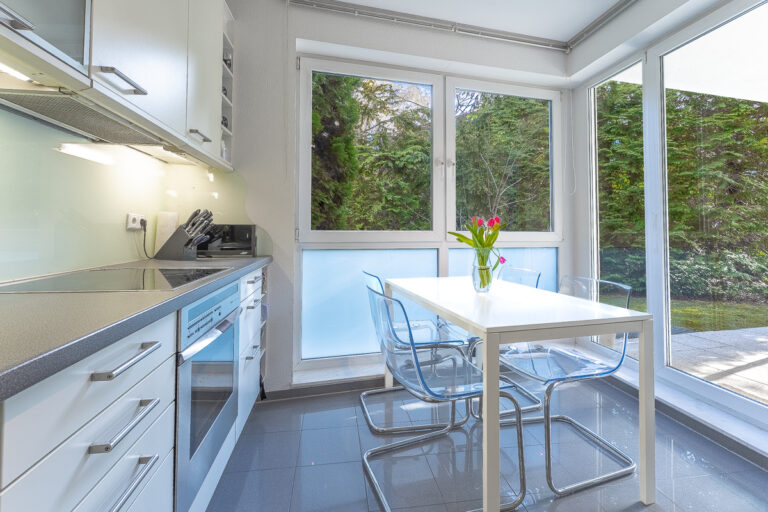 Küche mit Zugang zur seitlichen Terrasse