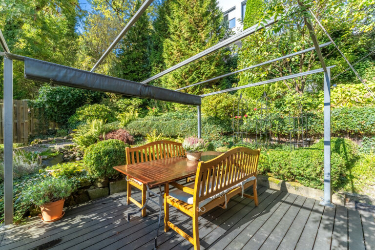 Terrasse und Gartenteich