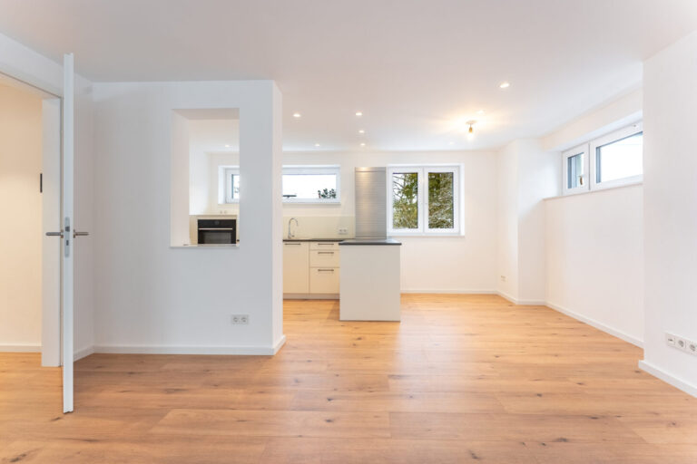 Blick vom Wohnbereich zum Essbereich und zur Küche