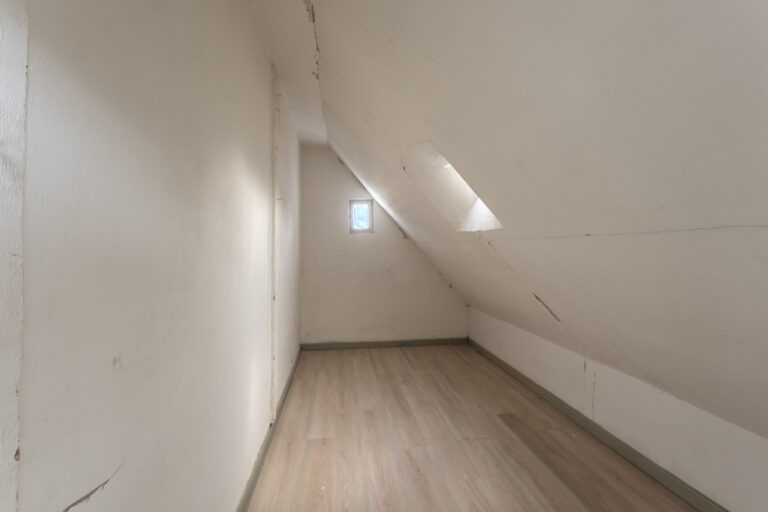 Abseite links am Schlafzimmer als Lagerfläche