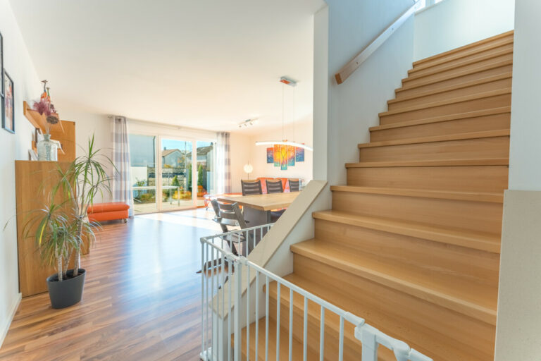 Treppenaufgang zwischen der Küche und dem Wohn- und Essbereich