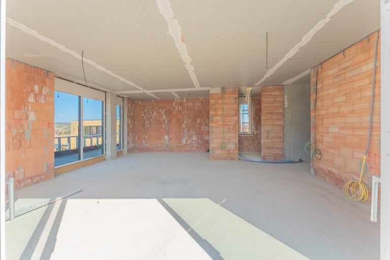 Wohnzimmer mit offener Küche und Zugang