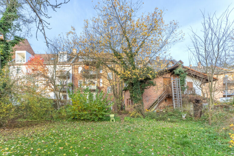 Garten mit ehem. Stallgebäude