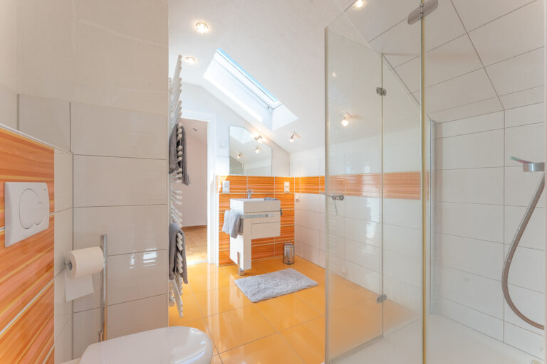 Badezimmer im Dachgeschoss