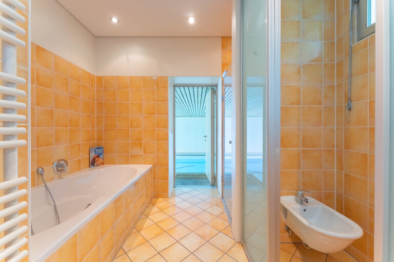 Badezimmer zwischen dem Schlafzimmer und dem Poolbereich