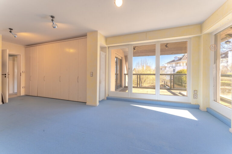 Hauptschlafzimmer mit Balkon und Umkleidezimmer im Obergeschoss