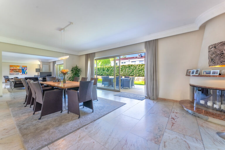 Großzügiger, offener Wohnbereich mit Esszimmer, Wohnzimmer und Arbeitszimmer