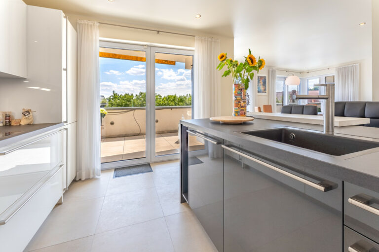 Küche mit Ausgang zur Süd-Terrasse