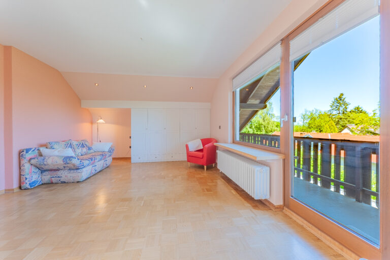 Schlafzimmer 1 im Dachgeschoss mit Balkon und Fernblick
