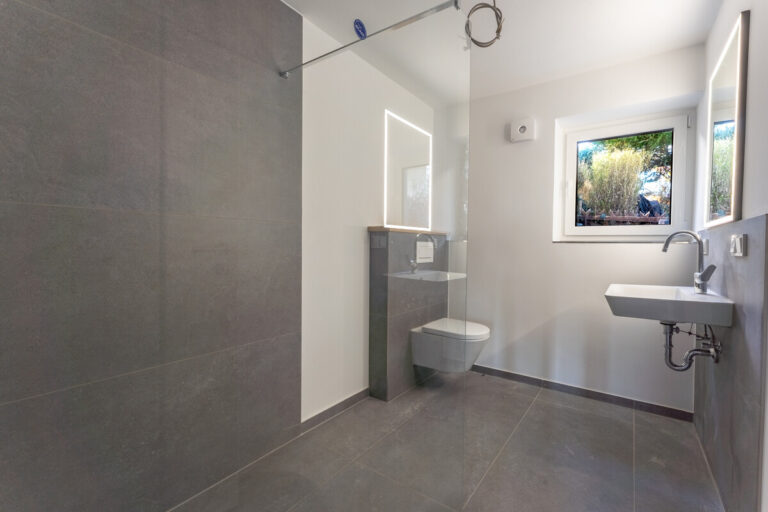 Badezimmer. Gartengeschoss