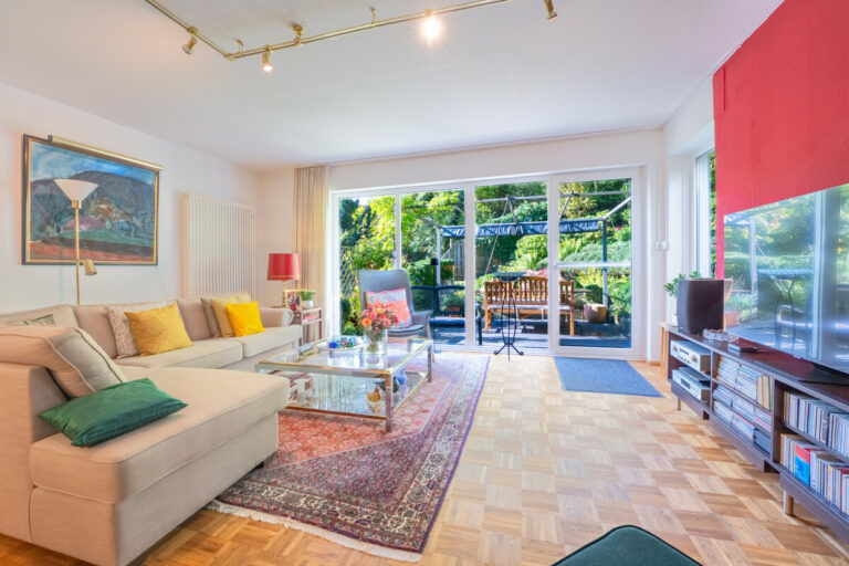 Wohnzimmer mit Blick in den Garten