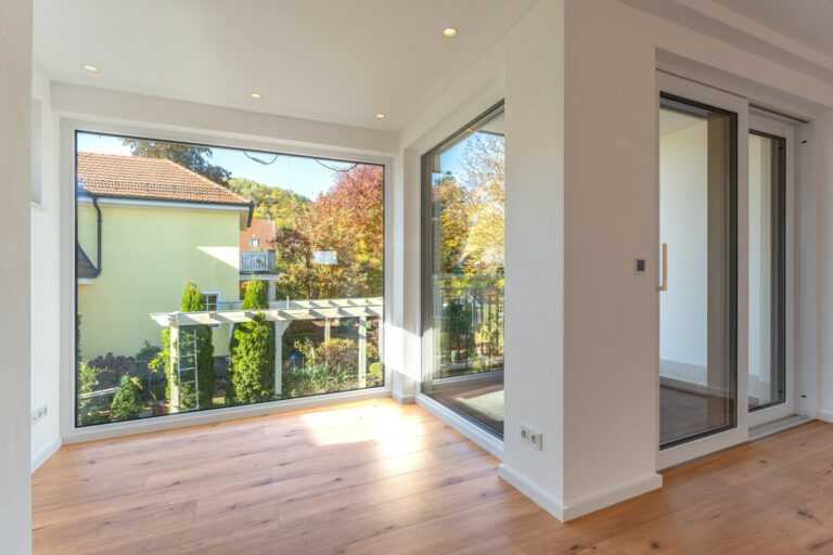 Blick vom Essbereich in den Wohnbereich