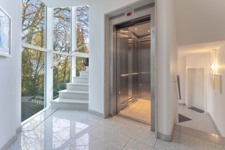 Treppenhaus mit Fahrstuhl