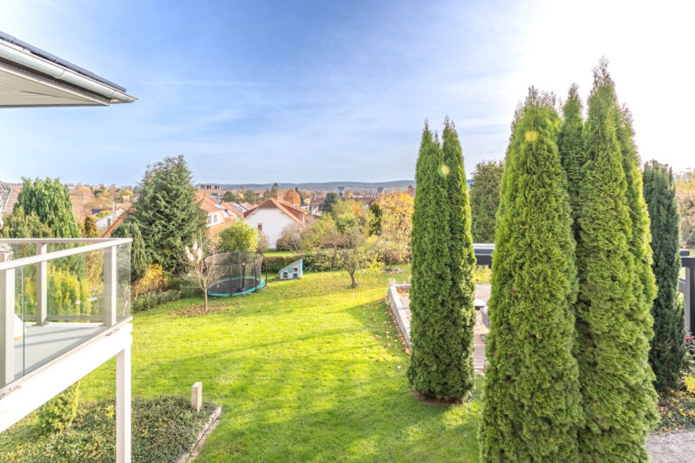 Blick vom Balkon in den Garten