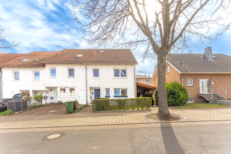Hauseingang mit Stellplatz