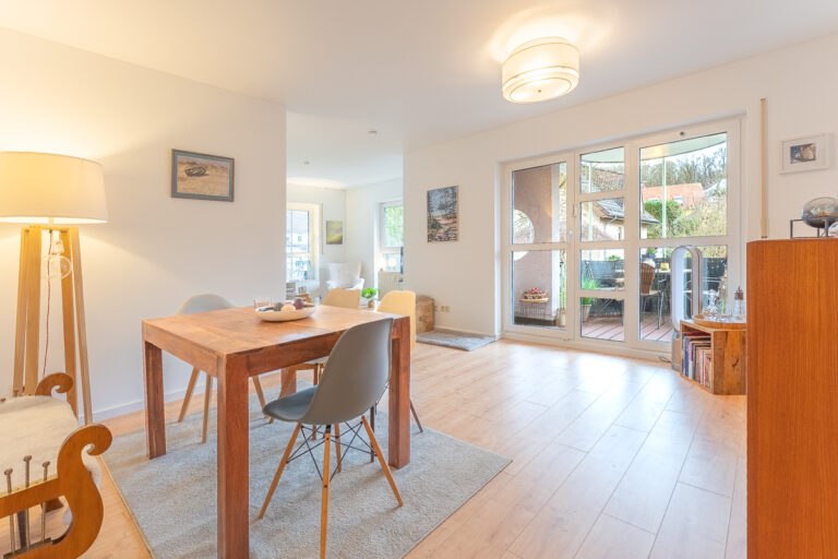 Wohn- und Essberreich mit Zugang zum Balkon