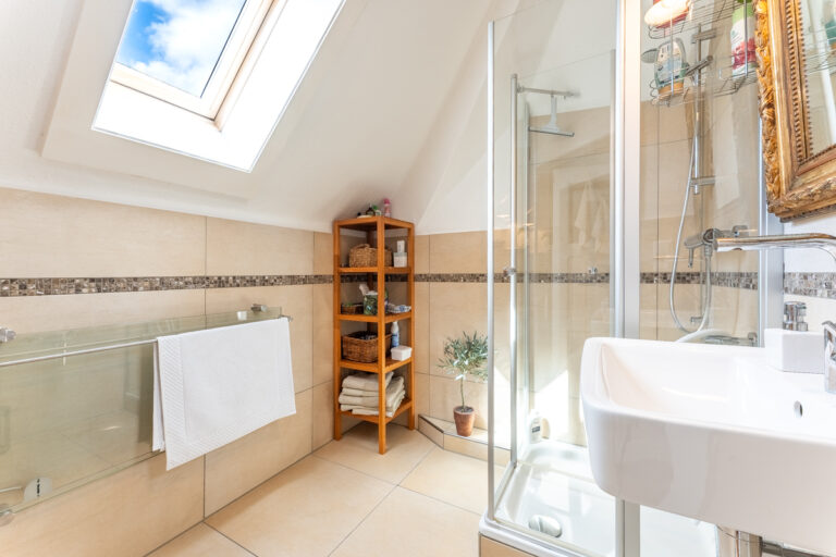 Badezimmer im Dachgeschoss