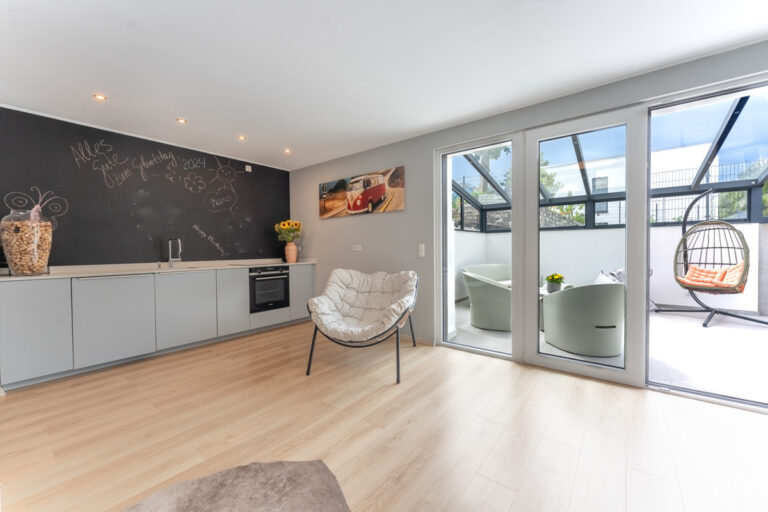 Wohnbereich im Erdgeschoss mit Küchenzeile und Ausgang zur Terrasse