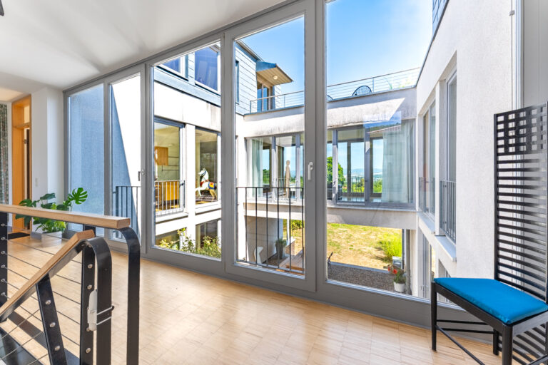 Treppenhaus zum Atrium im 1. OG