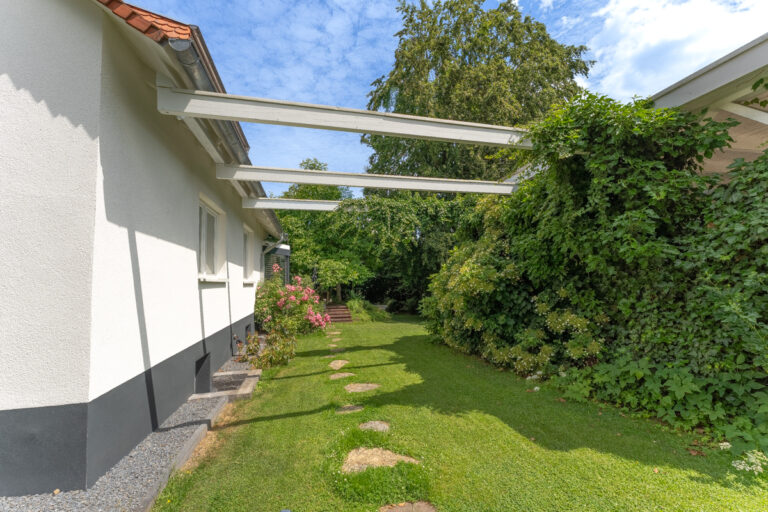 Weg zwischen Carport und Haus in den Garten