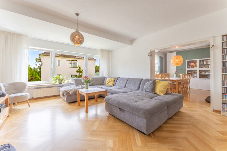 Wohnzimmer mit Esszimmer im Hintergrund