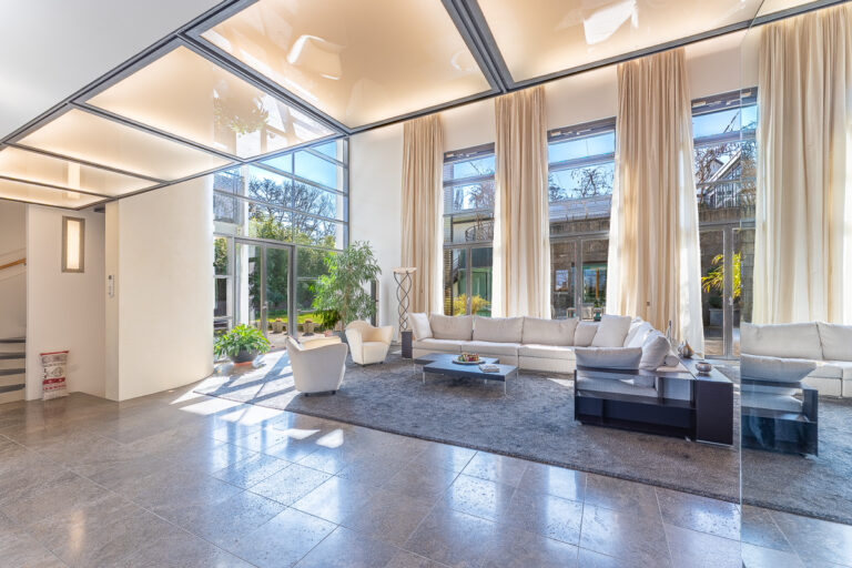 Blick vom Esszimmer in die Wohnhalle