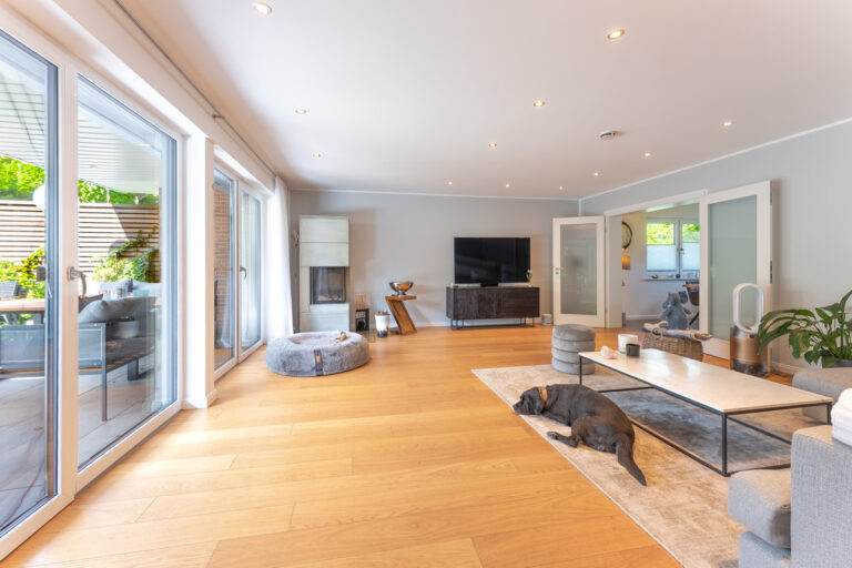 Blick vom Flur ins Wohnzimmer mit Terrassenzugang